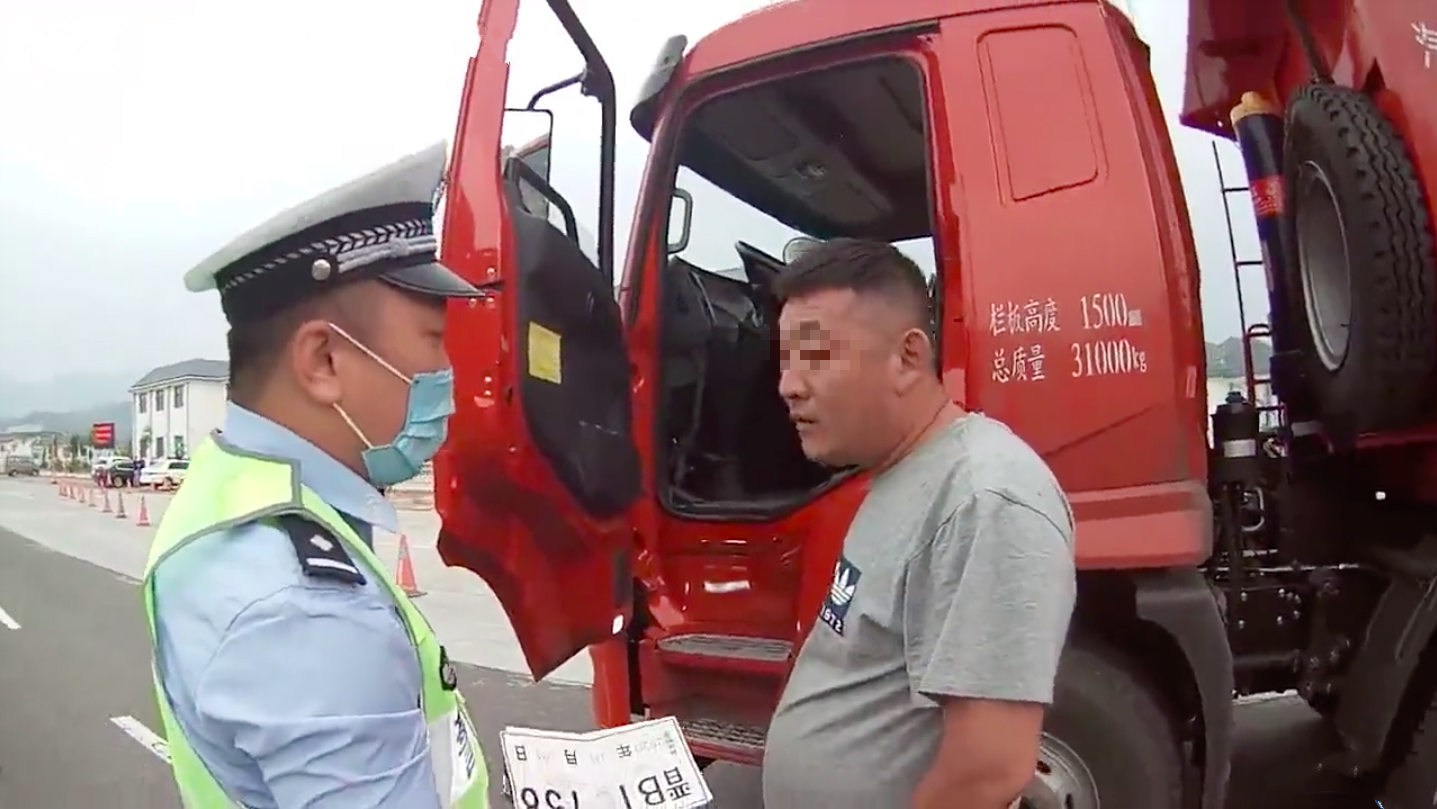货车司机为求舒适这样系安全带 交警看了直呼太奇葩