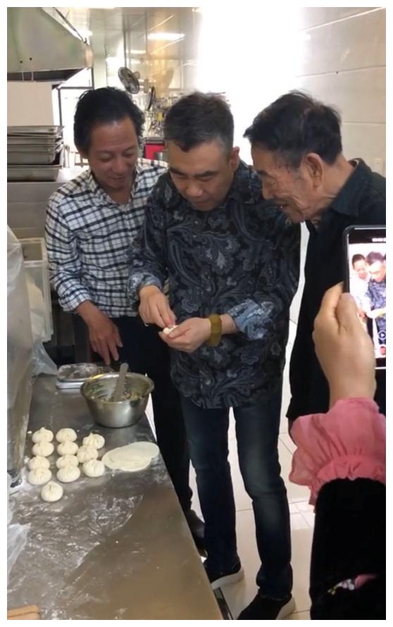 58岁杨议做包子引围观,厨房如饭店后厨,科幻摩托价格成谜