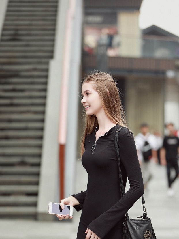 街拍美女:时尚穿搭,街头走出模特范儿,曼妙身材惹人爱