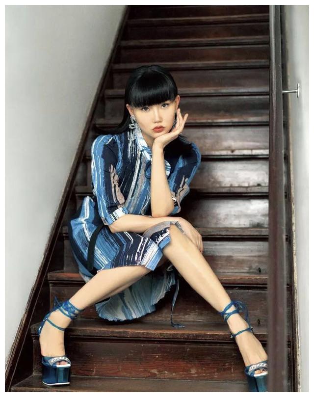 黄龄不愧是浴室歌姬写真也要在浴室拍拿话筒有那味儿了