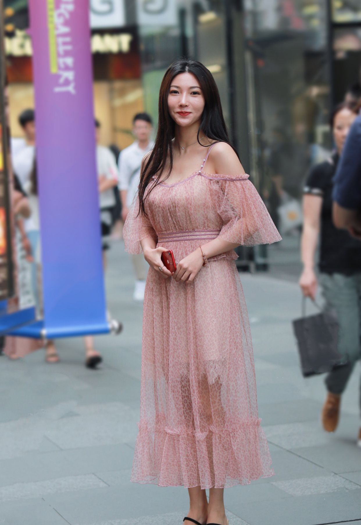 纱裙成时尚最热词,轻盈的薄纱浪漫飘逸,衬托女生优雅柔美的气质