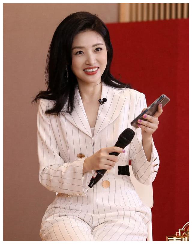才貌双全的周涛:主持春晚16载,为家庭选择隐退,今52岁重回央视|央视|周涛|春晚_新浪新闻
