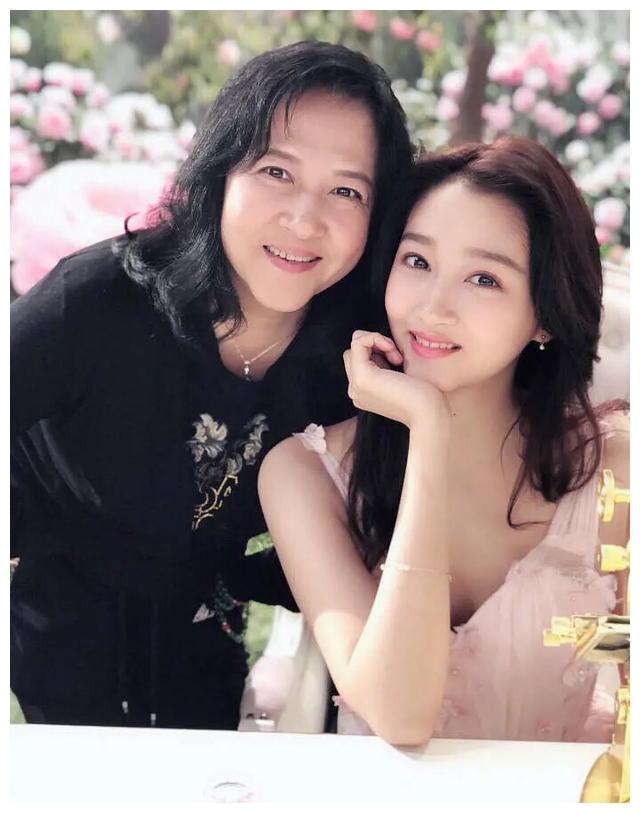 关晓彤家基因真强大,母家女人共用一张脸,可以看见她老了长啥样