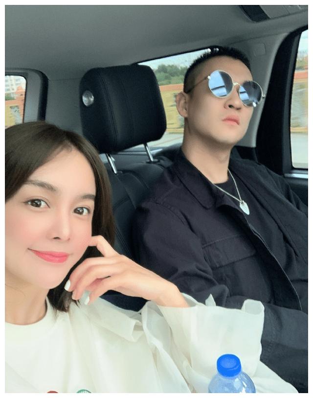 相声演员曹云金新女友曝光,女方晒九宫格甜蜜自拍,却撞脸赵本山