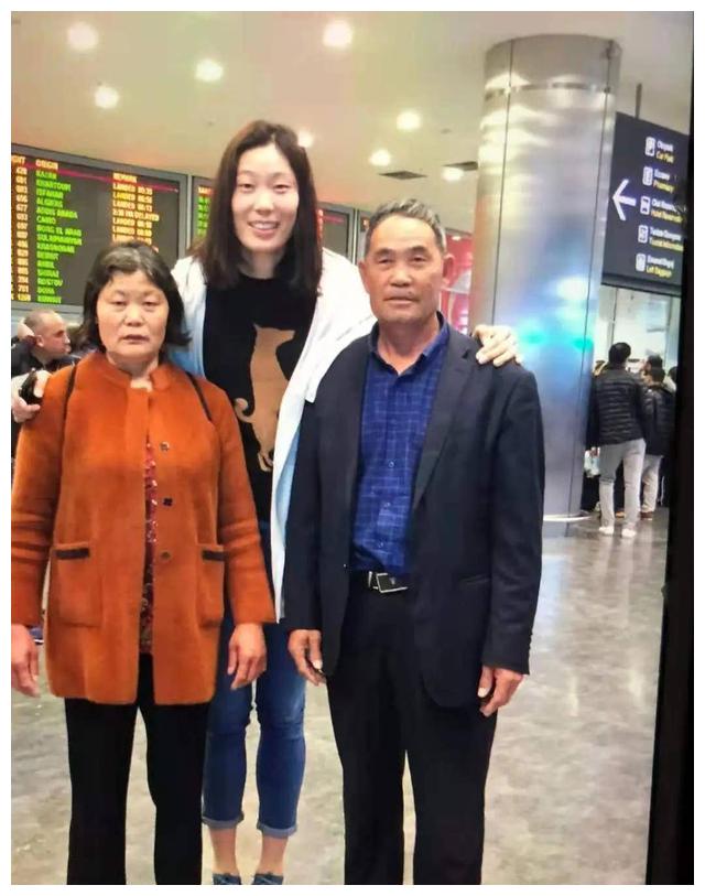 记者又跑去捣乱纯属给朱婷父母添乱子女排队长的压力又大了