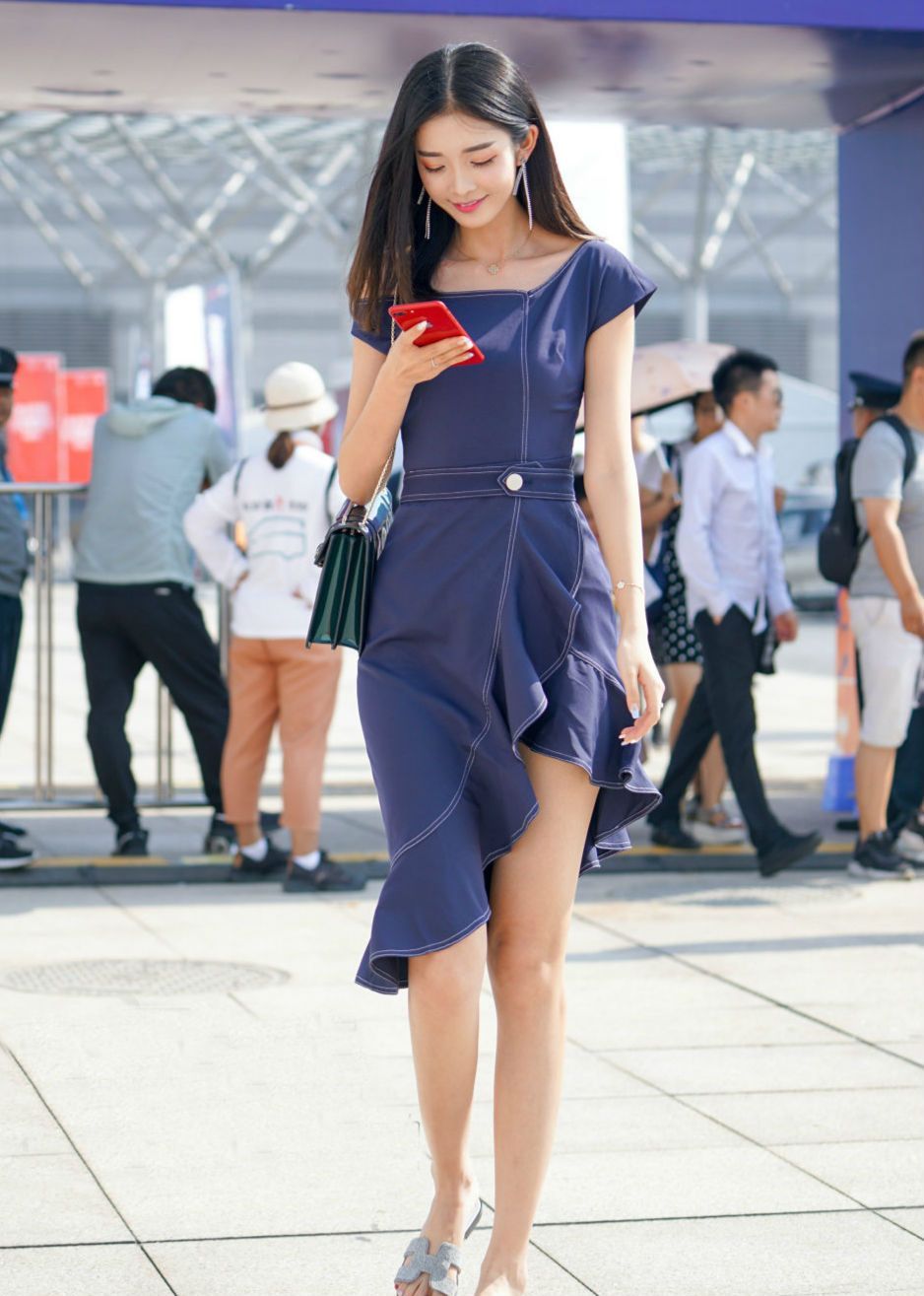 选择清凉裙装穿搭,让时尚的你尽情展现优雅风采,靓丽自在一整夏