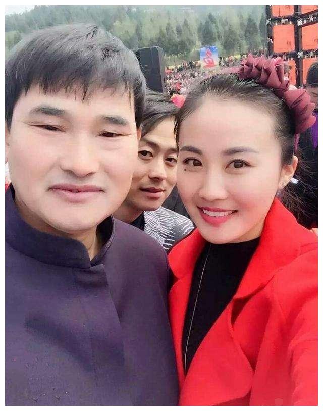 从看上去有点土,到现在的时尚靓丽,朱之文妻子的变化实在太大了