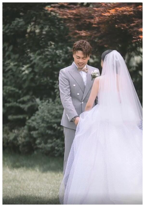 王牌对王牌沈涛结婚高清照曝光甜蜜接吻新娘朵朵不是费费