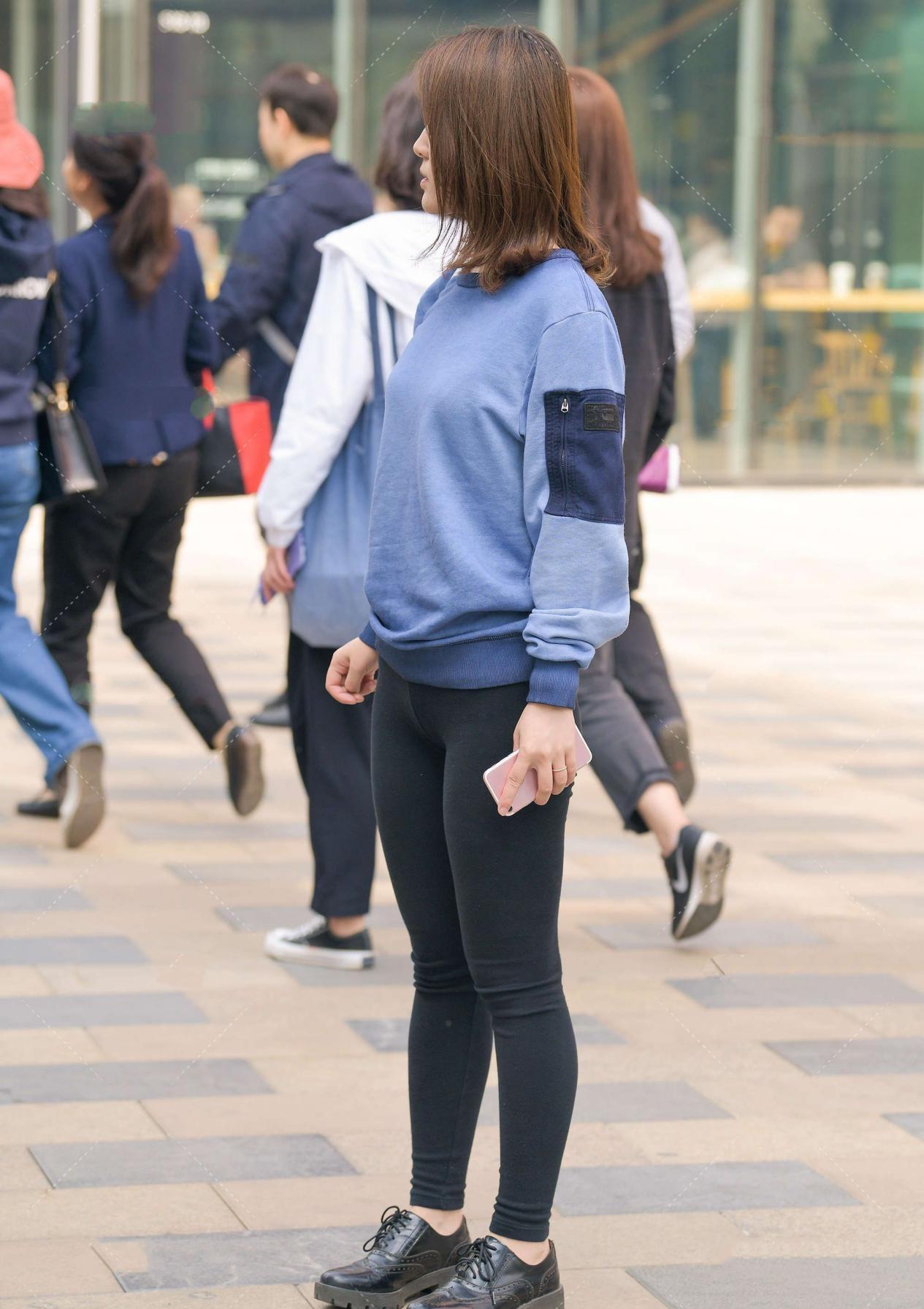 蓝色圆领卫衣搭配小黑裤,乖巧可爱,显甜美范儿