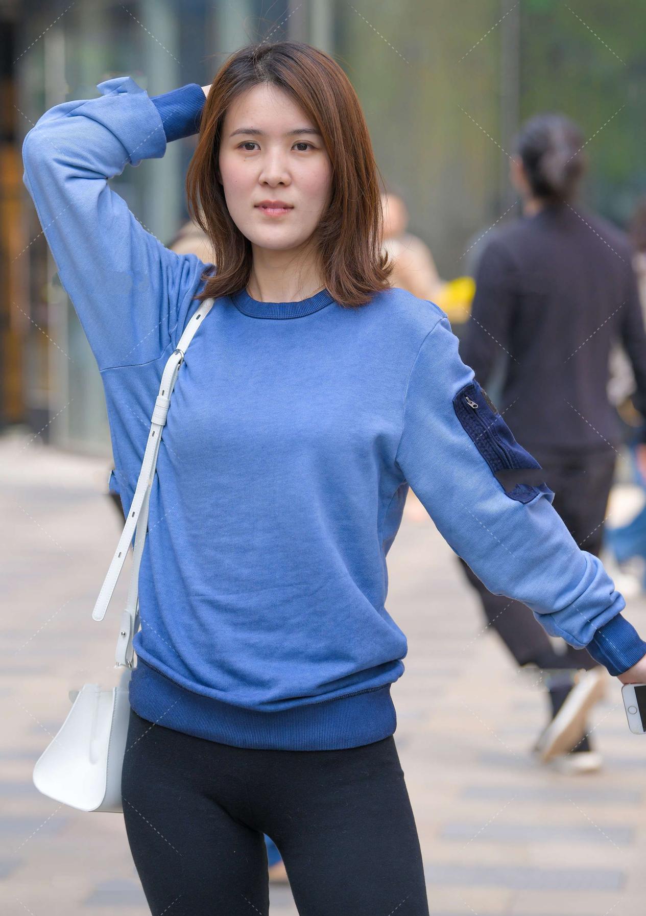 蓝色圆领卫衣搭配小黑裤,乖巧可爱,显甜美范儿