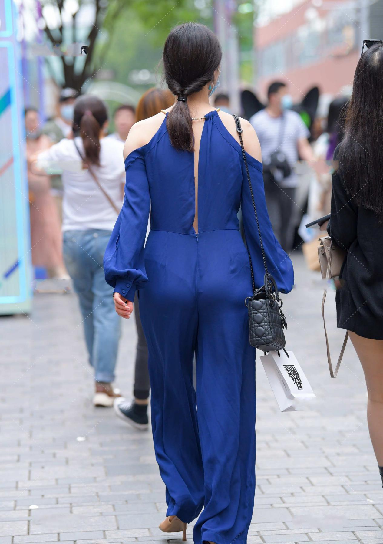 一身藏蓝色的连体衣搭配一双凉鞋气场强大衣服版型设计独特