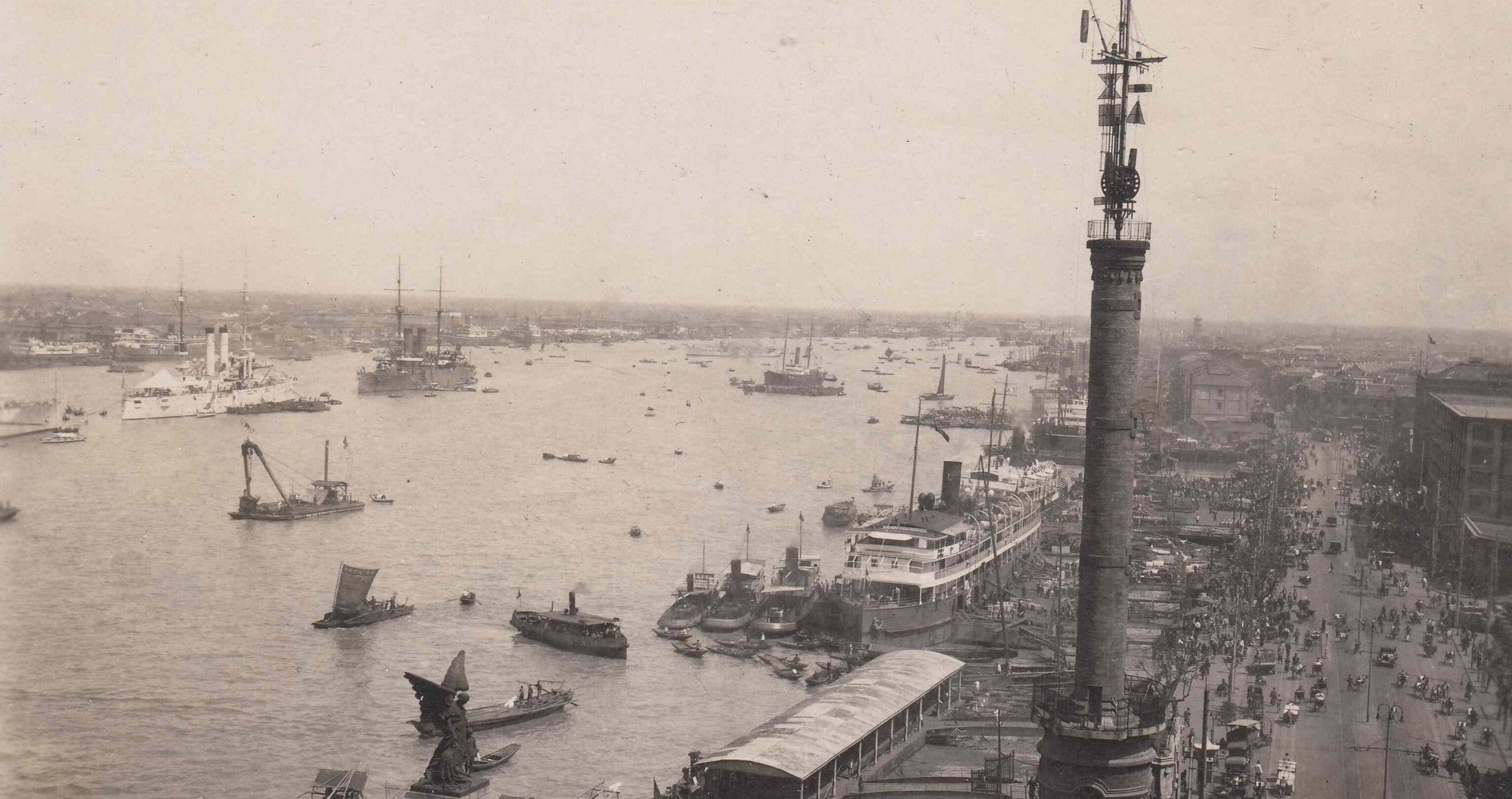 远处黄浦江面上停泊着法国等国家的军舰1930年代初,从爱多亚路(延安