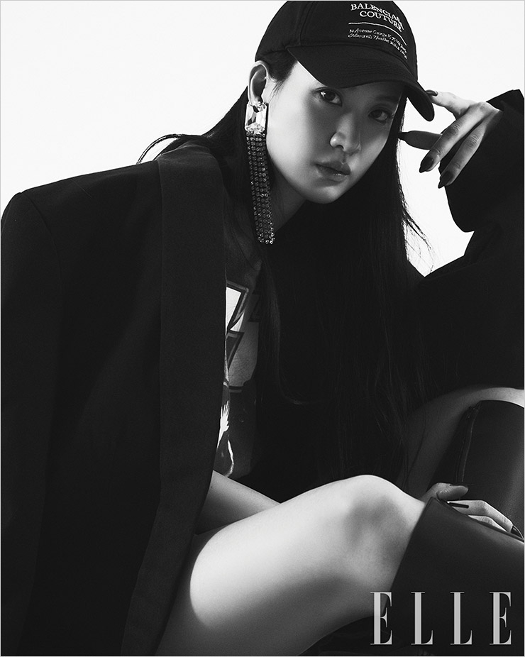 韩国女艺人秀贤拍黑白风写真诠释个人魅力