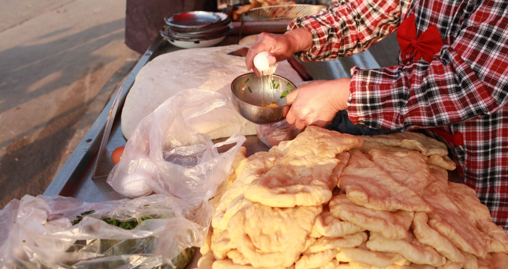 河南安阳早餐名吃"气布袋",一个卖4块钱,每天排队等