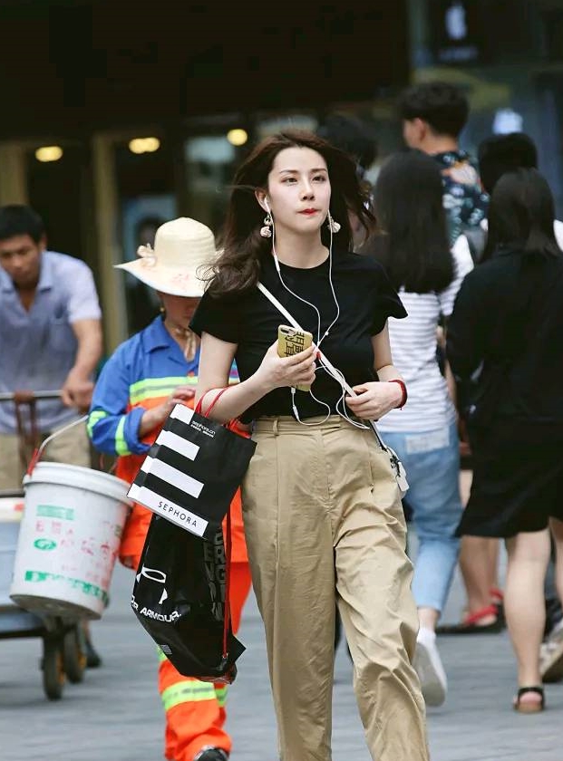 路人街拍,高颜值的小姐姐穿紧身衣凸显好身材,长相清丽!