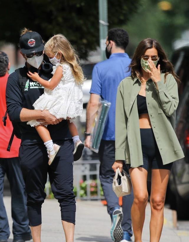 c罗前女友伊莲娜和前夫合体,两人带女儿现身,伊莲娜依旧辣妈