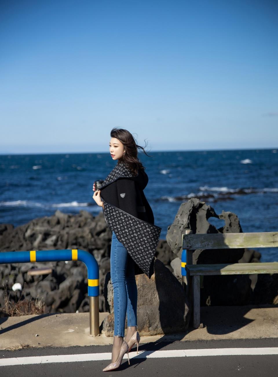 美女出门逛街旅游少不了穿牛仔裤配高跟鞋时髦个性显腿长