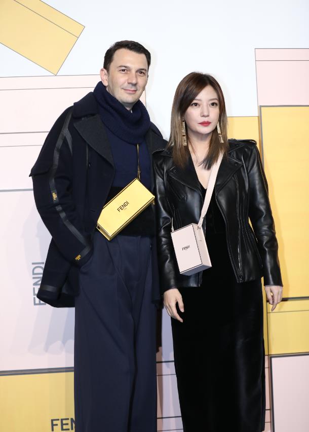 赵薇皮衣黑裙又美又飒透露新剧《学区房》与秦昊合作开心默契