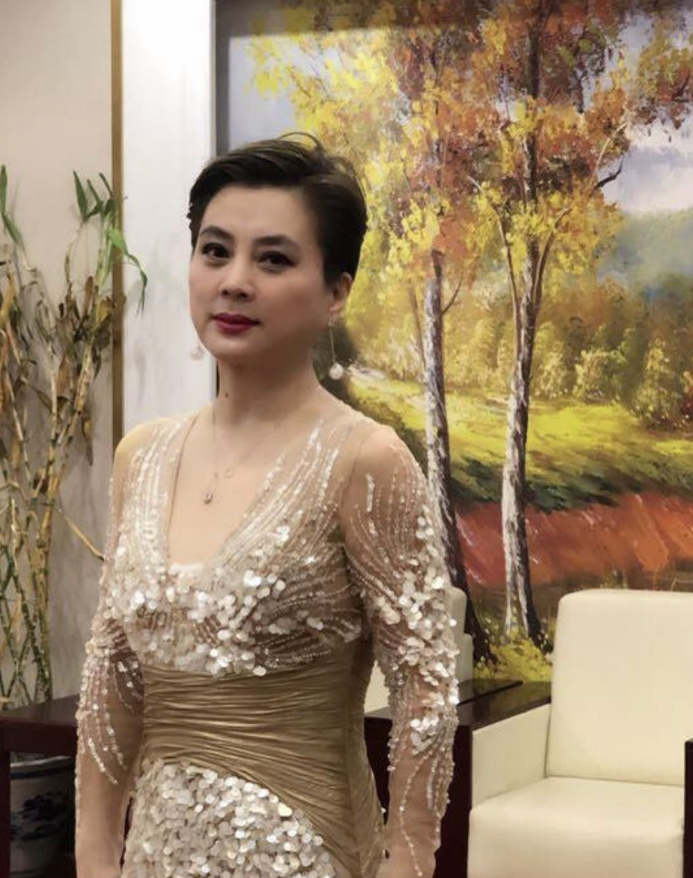 李玲玉也没躲过"发腮",罕见穿抹胸礼服秀曲线,却显得气势十足__财经