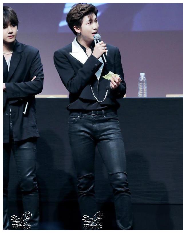 bts防弹少年团rm(金南俊),越来越明显的肌肉让粉丝心动!