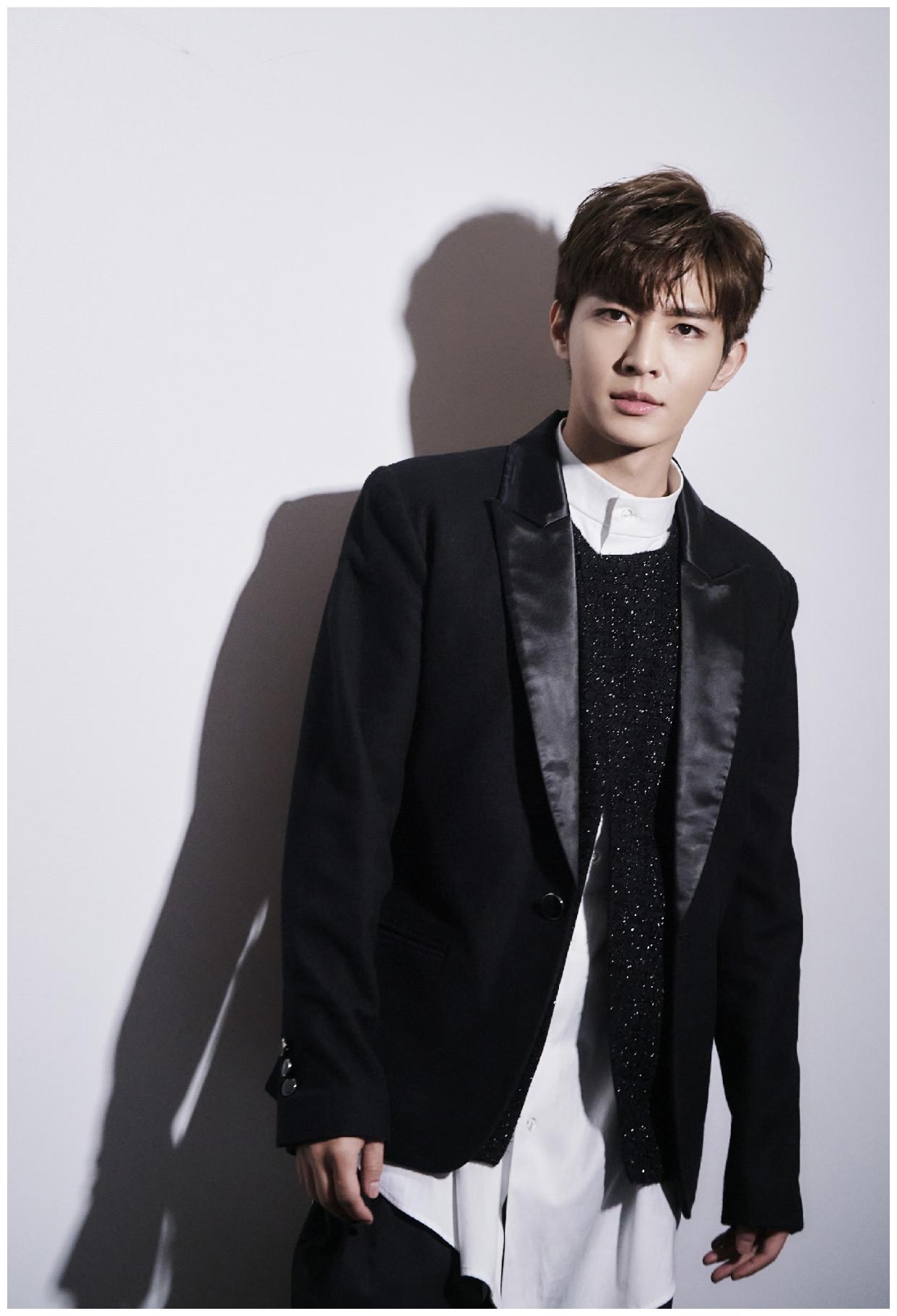 耿直男孩再上线,炎亚纶表示私下不与飞轮海其他成员联系遭吐槽?