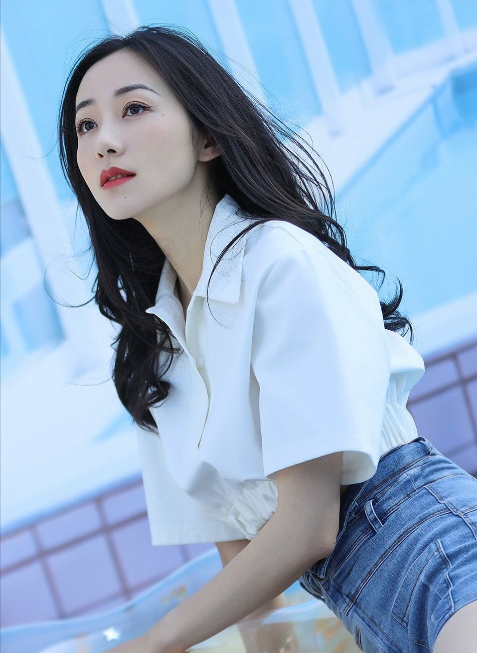 身穿露脐白衬衫牛仔短裤的韩雪正享受美好时光