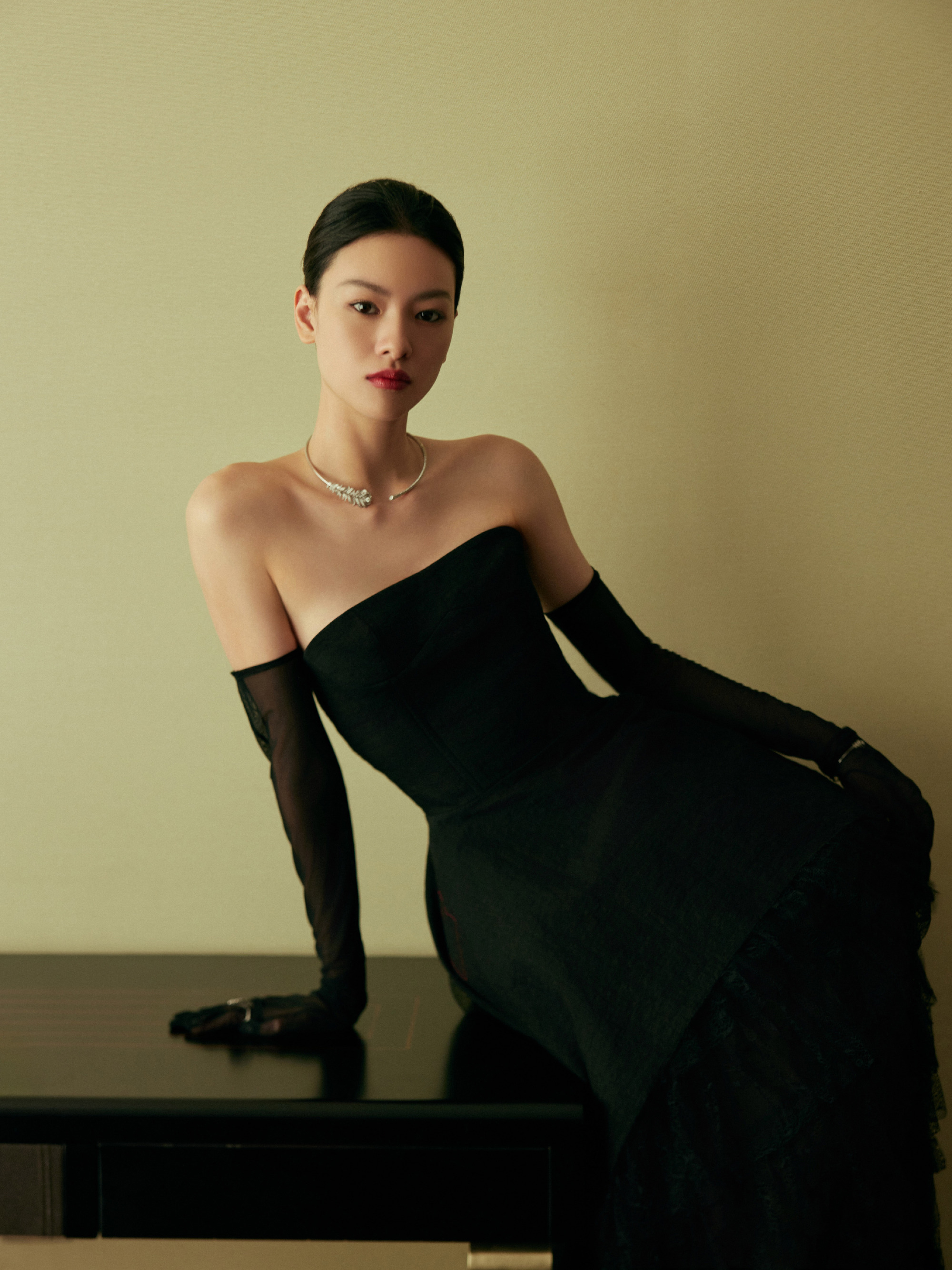 演员邱天携自己首部主演电影《沙漏》亮相北京国际电影节开幕红毯