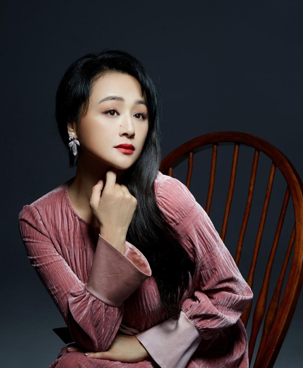 46岁曹颖身材依旧在线,穿高领毛衣配短裙,凹凸有致似少女