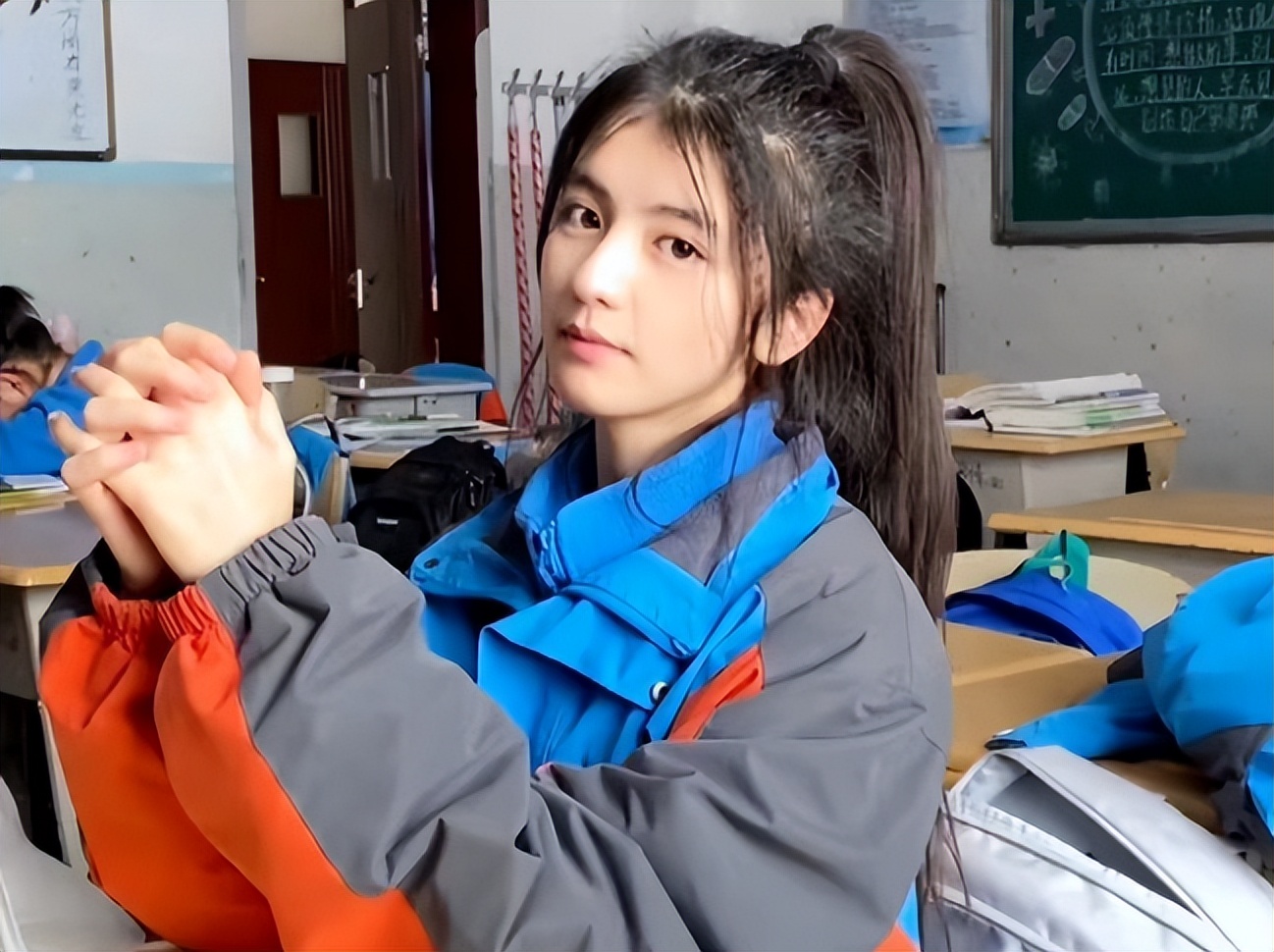 非网红摆拍,无美颜滤镜,新疆扎马尾女中学生走红,这才是天然美女|新疆