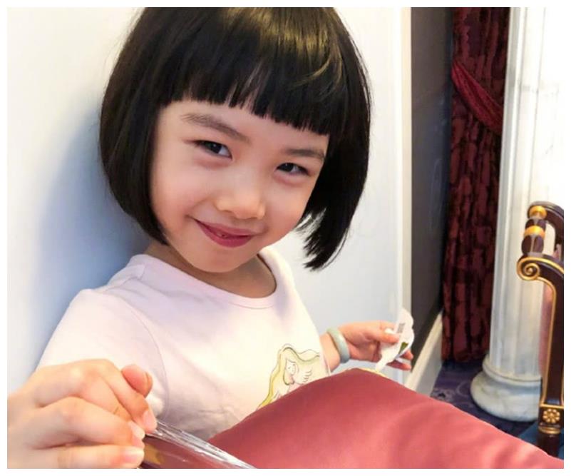 朱茵女儿到底长啥样?当看清正脸照后,这是盗版的"紫霞仙子"