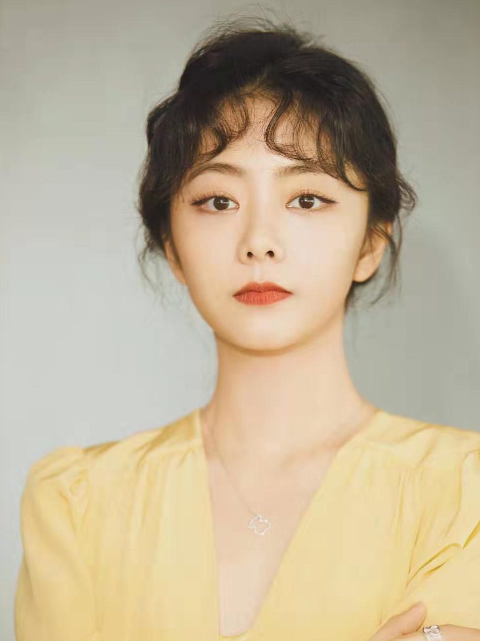 29岁谭松韵换新发型复古小卷刘海甜美娇俏穿黄色长裙好亮眼