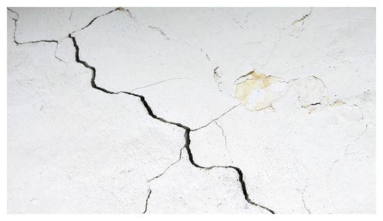 二手房墙面开裂发霉了解形成原因和解决方法旧房瞬间换新颜