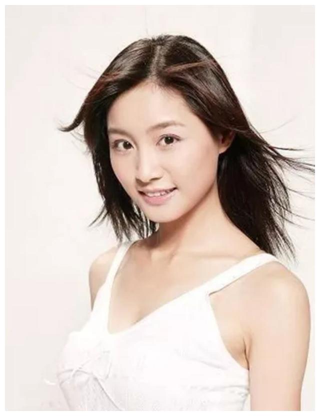 她是北京天上人间四大花魁之一样貌出众外号狐媚娘