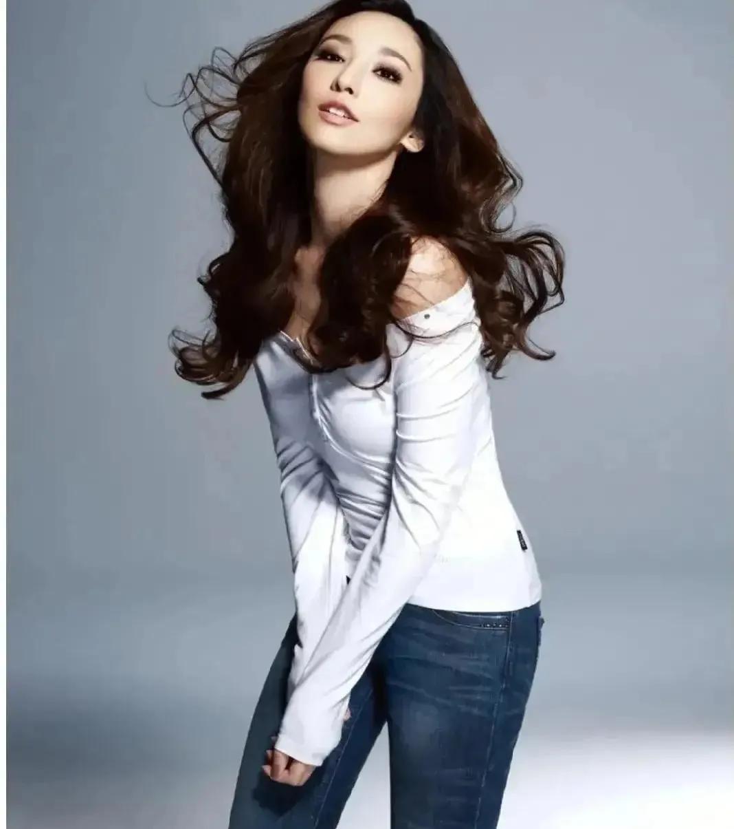 吴佩慈的娇媚写真,身姿卓越,惊艳迷人!__财经头条