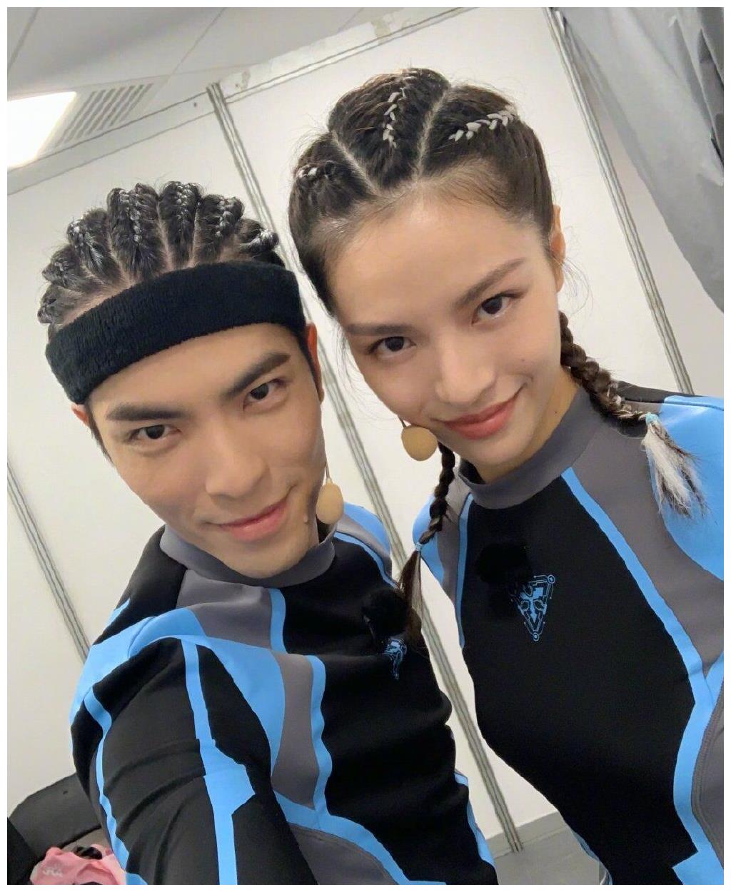 向佐和萧敬腾同框,两人撞衫又撞脸,网友:谁才是向华强亲儿子?