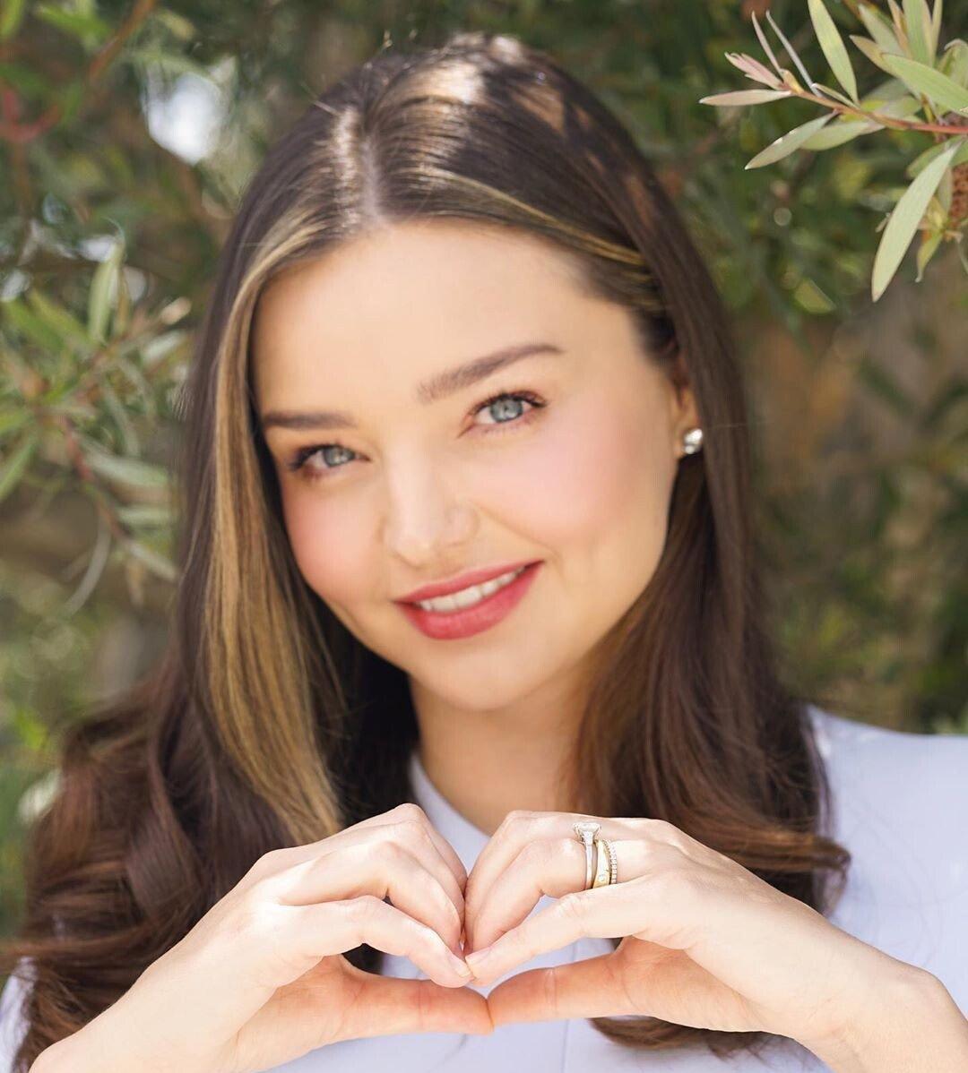 米兰达可儿8岁儿子像极妈!圆脸长成小胖墩,笑容似"精灵王子"