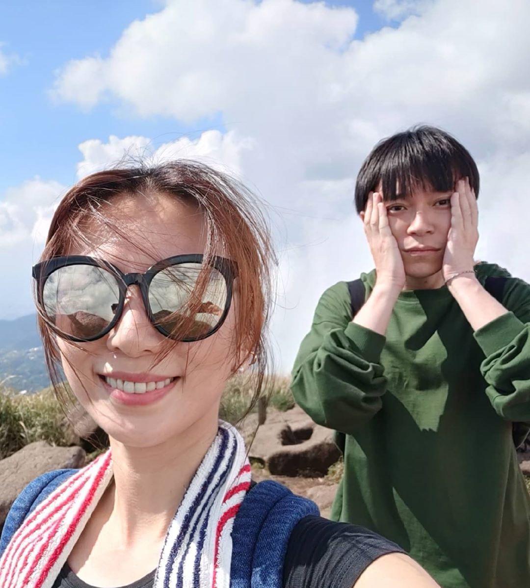 田馥甄吴青峰同框,两人休闲郊游爬山,网友:看不出竟然快40岁