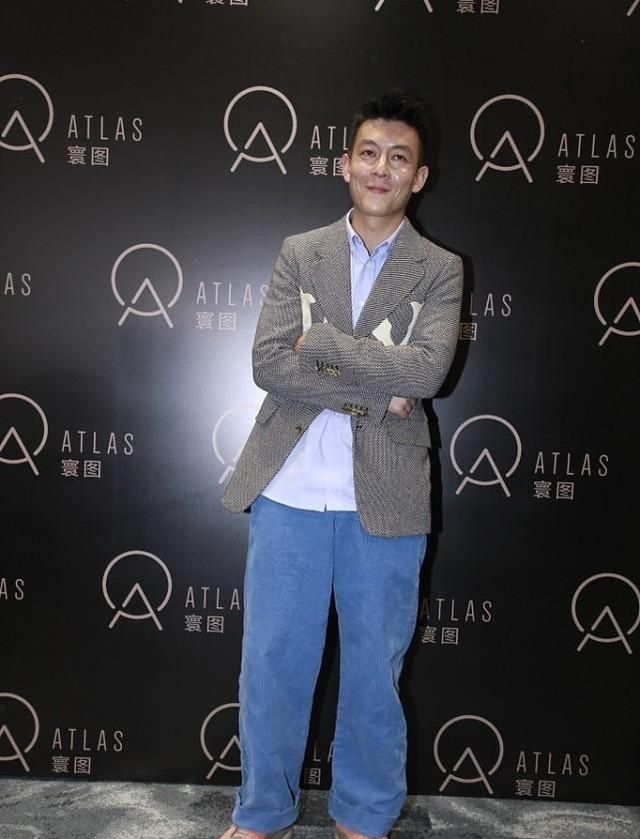 陈冠希脸上皱纹不少但气质照样嘻哈穿西装看着挺立整的