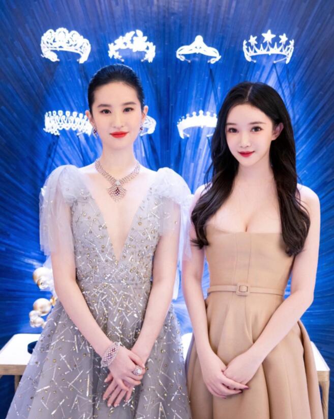 神仙姐姐刘亦菲在亚洲小姐孙心娅面前，感觉大了一号啊！