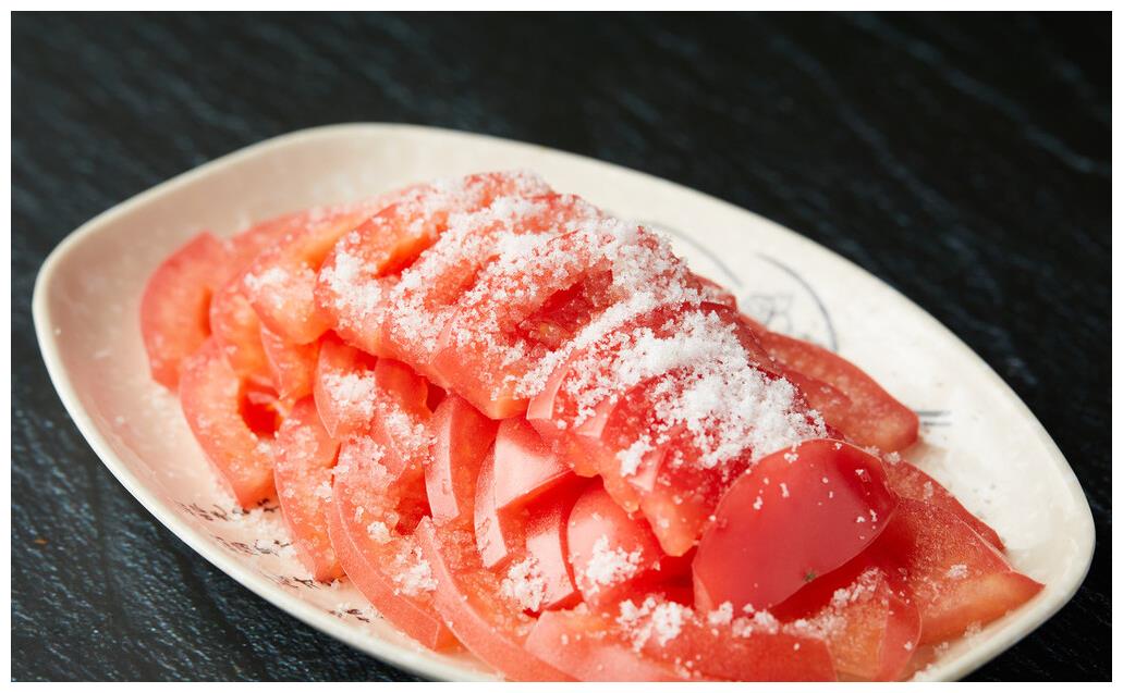 凉拌西红柿不要只会放白糖再多放1味料汁水更多更香甜