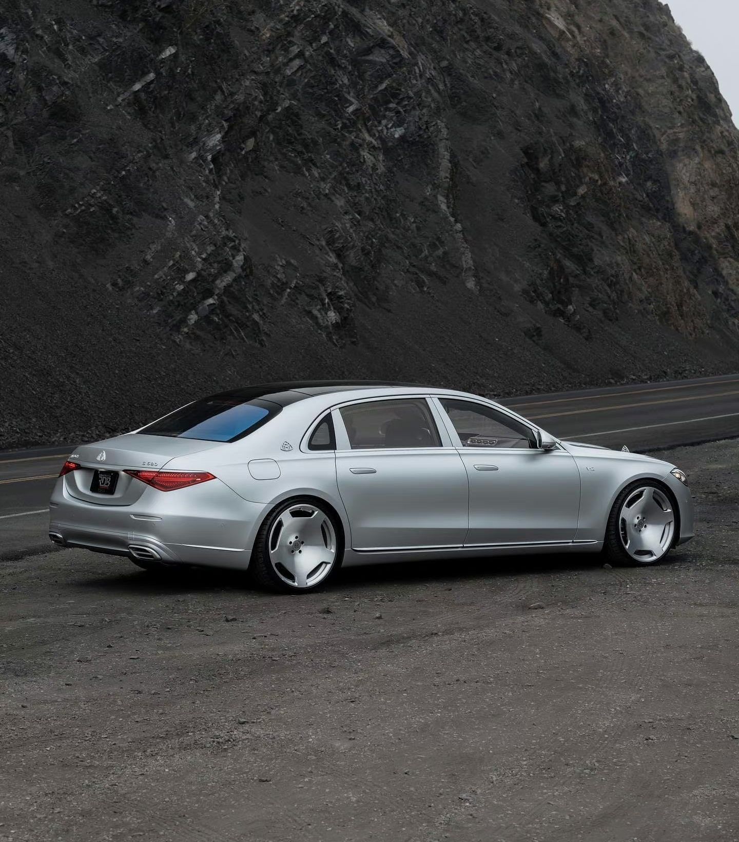 磨砂银奔驰迈巴赫s680,搭载v12发动机,发光logo隐藏式门把手