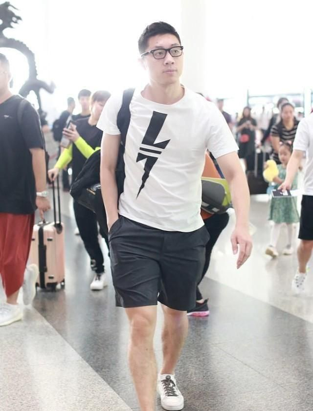 许昕不愧是运动员一身腱子肉太有型了穿修身t恤也没赘肉