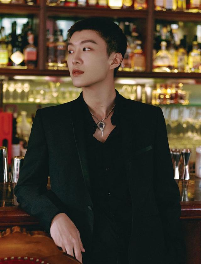 范丞丞酒吧写真复古矜贵寸头搭黑色西装帅气满分