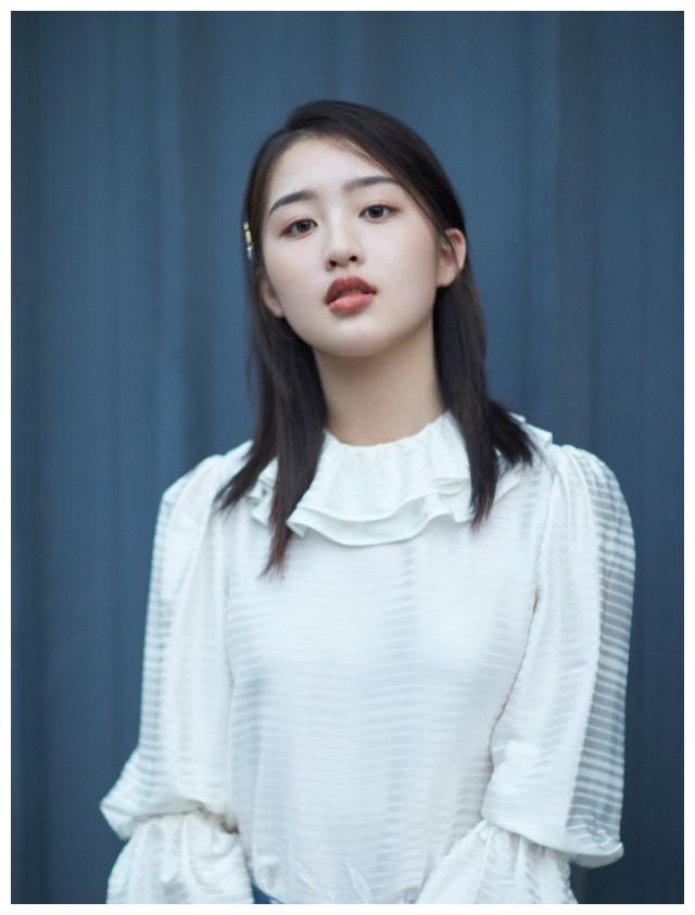 她是王俊凯唯一师妹,穿西装配3w半身裙,真的只有14岁吗?__财经头条