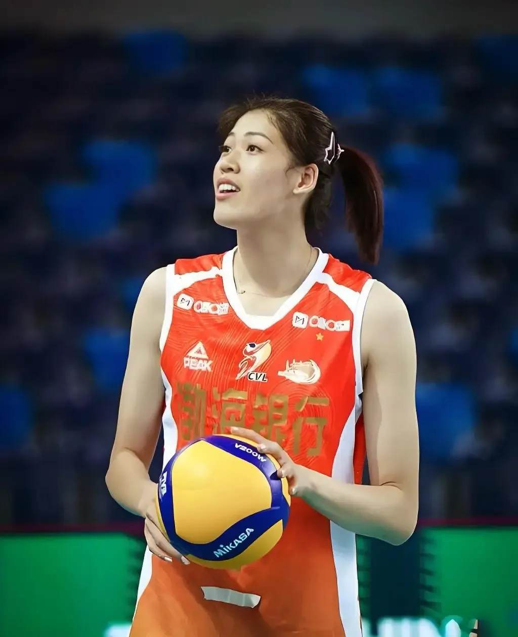 心疼李盈莹！国家队核心靠保鲜膜+扶他林硬扛，朱婷的悲剧又重演