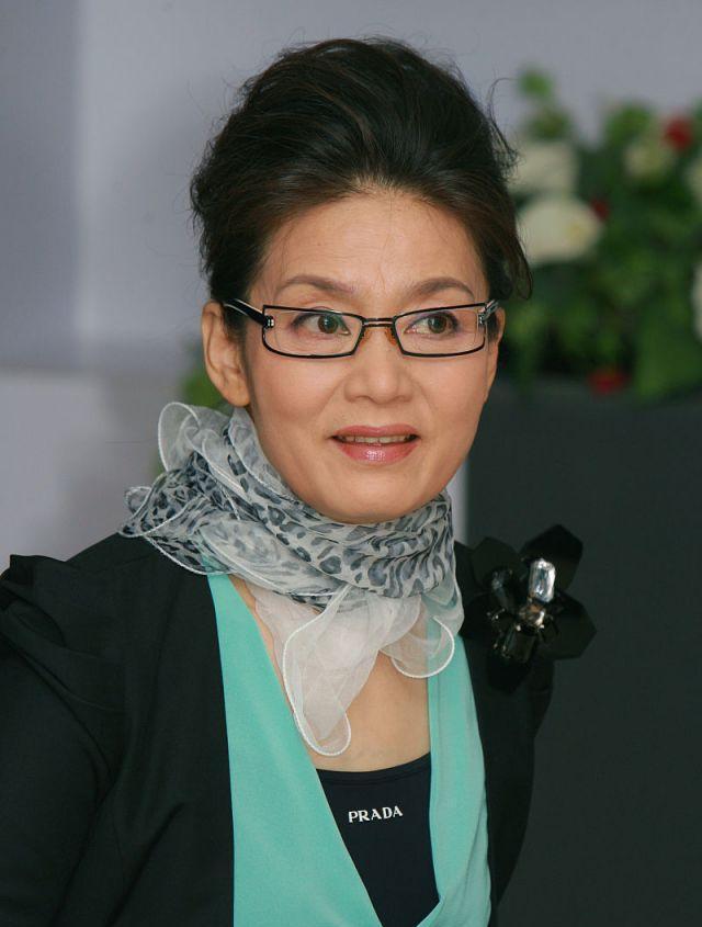 65岁潘虹依然孤傲穿套裙配葡萄珍珠项链贵族气质太深入人心