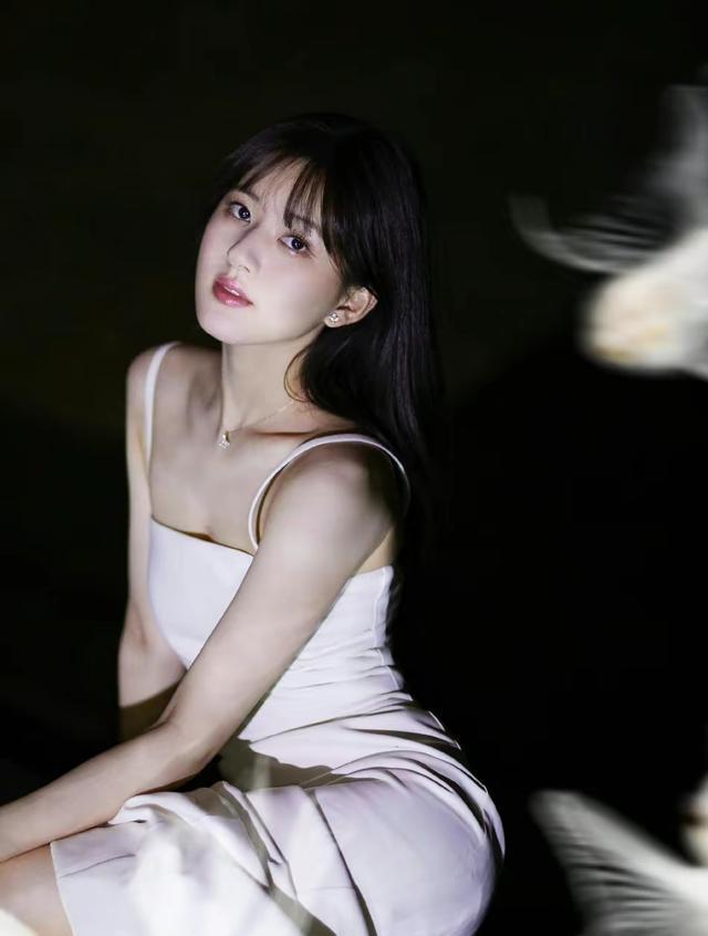 赵露思泳池大片曝光,吊带白裙肌肤胜雪,引起网友热议__财经头条