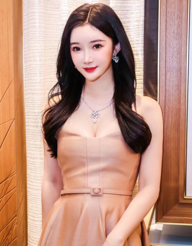 神仙姐姐刘亦菲在亚洲小姐孙心娅面前，感觉大了一号啊！