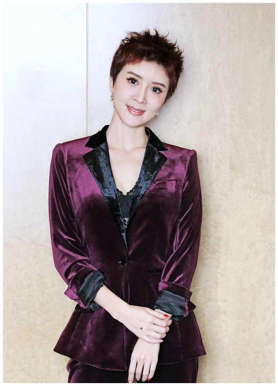 金巧巧发型越剪越短,一身红色运动服走机场,意外的很时尚又减龄