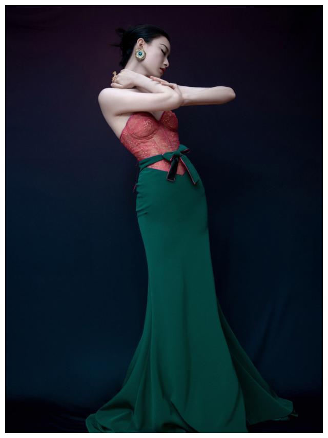 倪妮亮相时尚盛典,一颦一笑撩人心扉,红配绿礼服穿出满满高级感